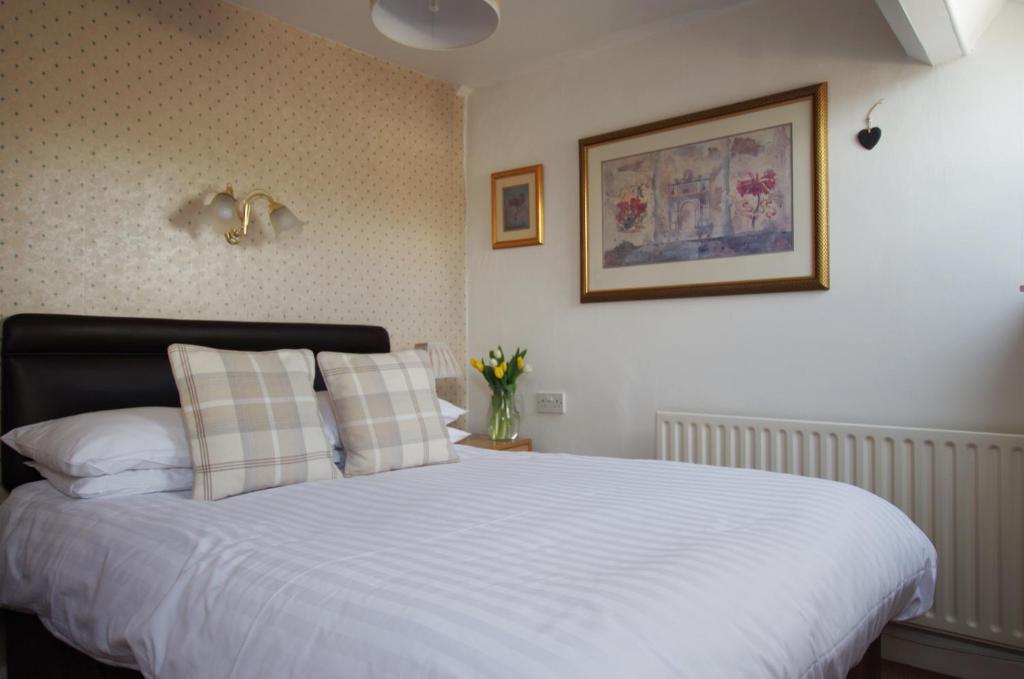 Brook House ― Free on-site car park room 1